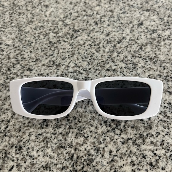 White Square Round sunglasses - Picture 2 of 3
